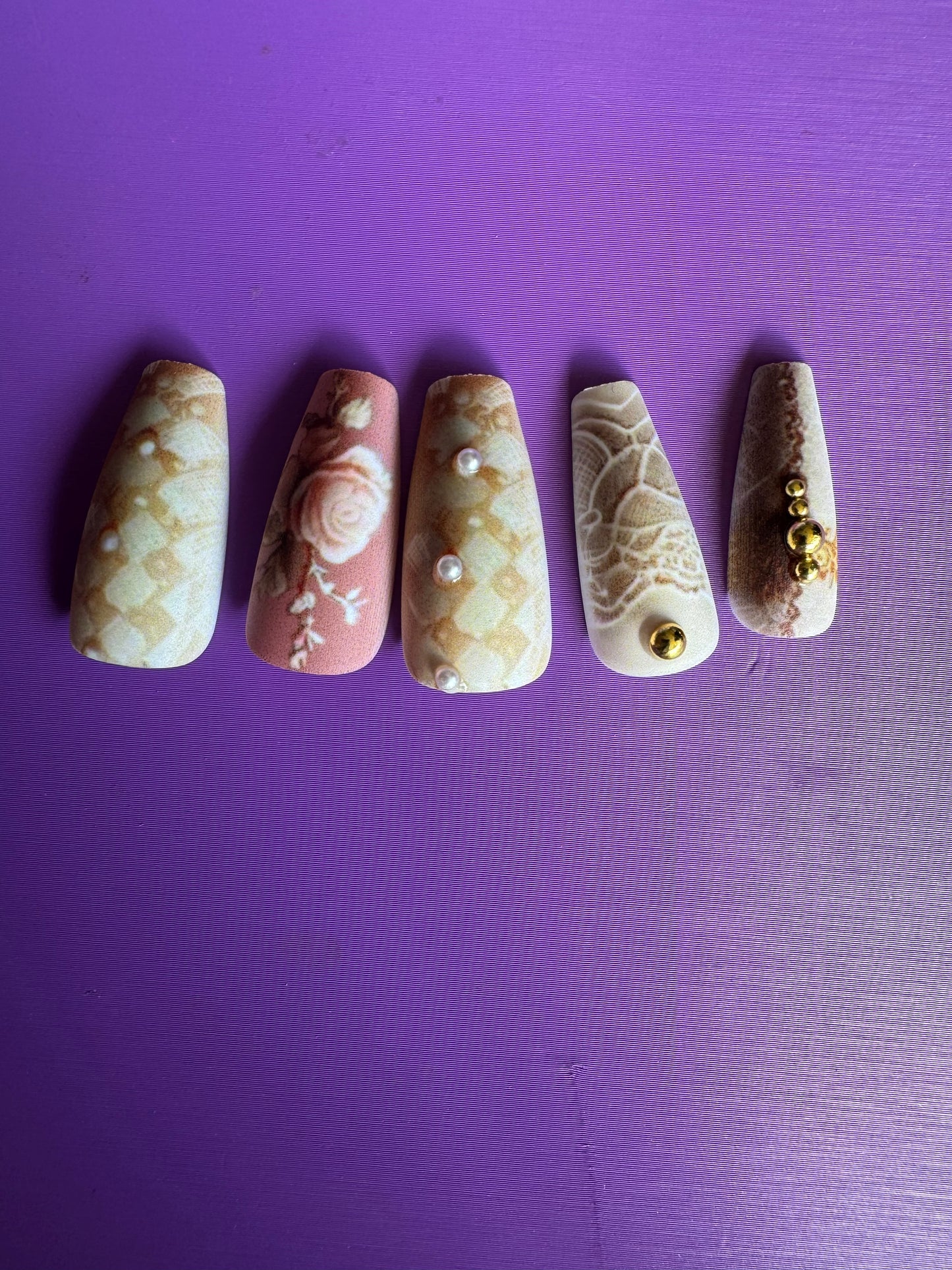 Press On Nails: Medium Coffin Lace Victorian Floral