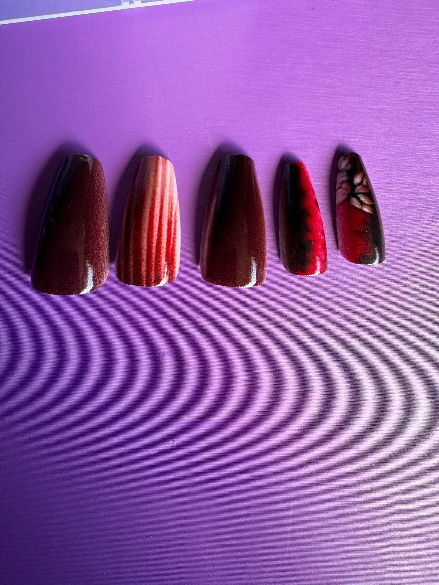 Press On Nails: Medium Coffin Red Airbrush