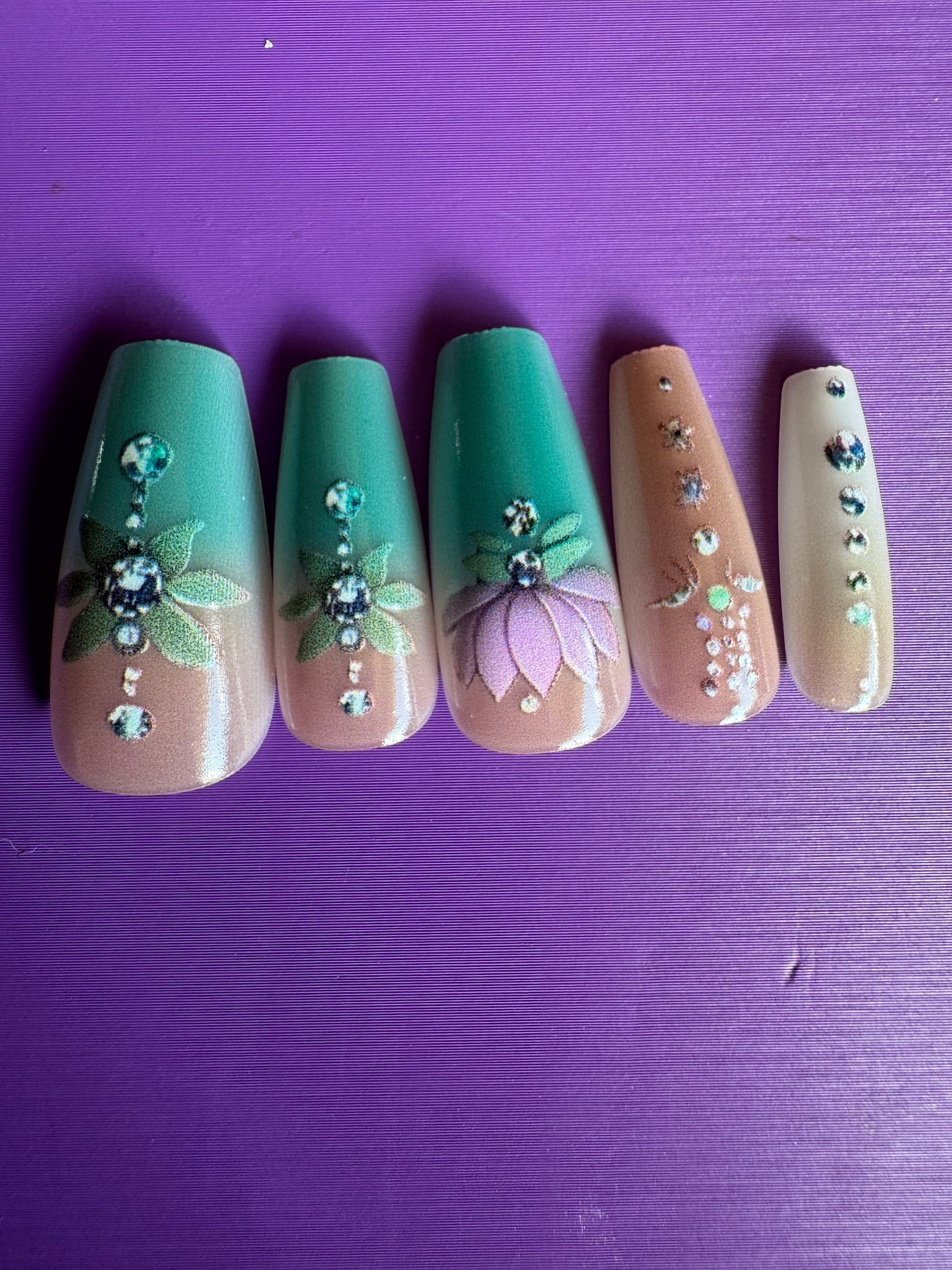 Press On Nails: Long Coffin Style Waterlillies